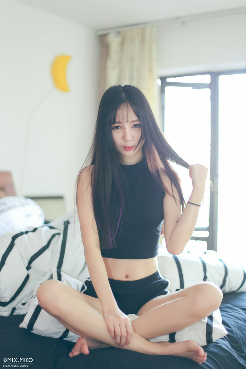 【美腿】妹子闺房美拍深夜看一看-xss云之家