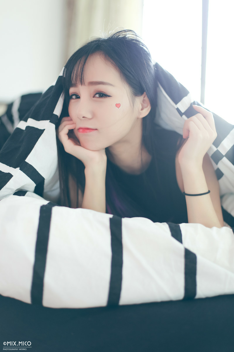 【美腿】妹子闺房美拍深夜看一看