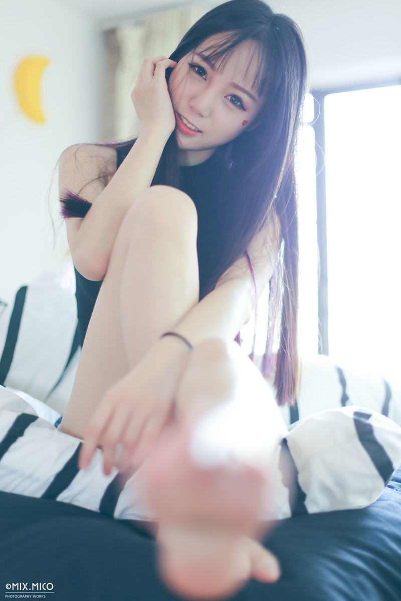 【美腿】妹子闺房美拍深夜看一看