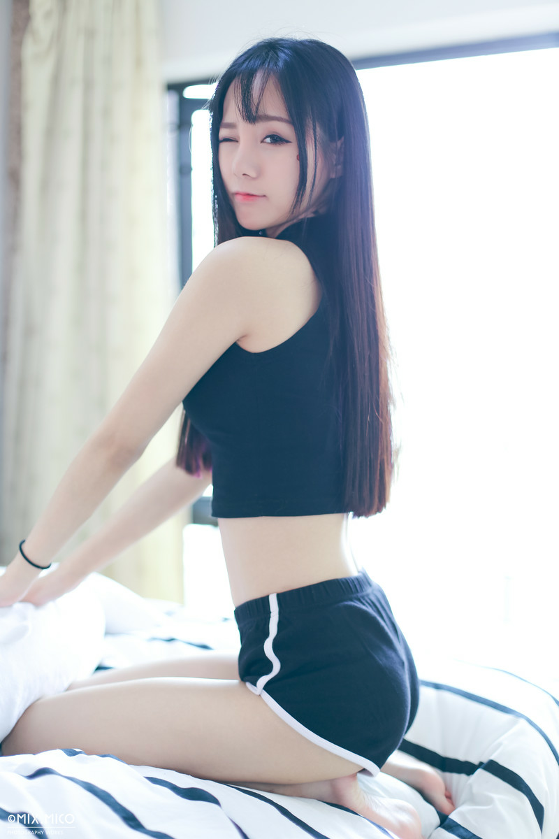 【美腿】妹子闺房美拍深夜看一看