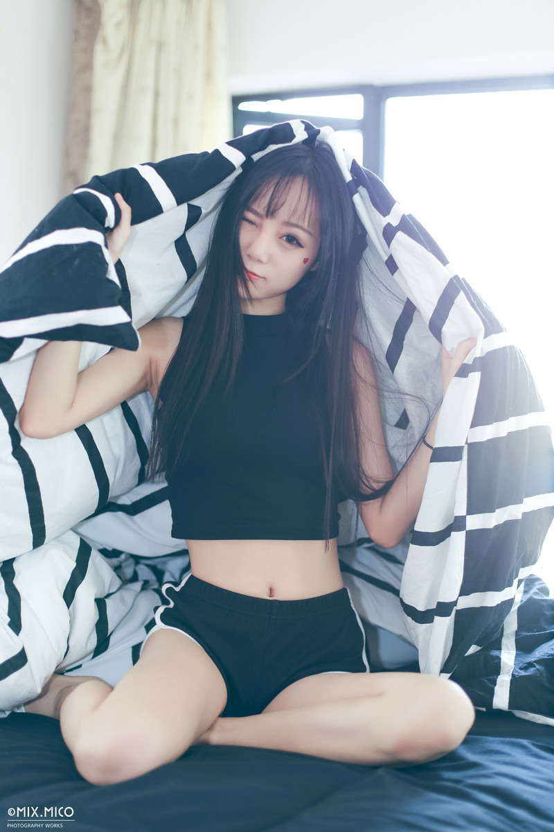 【美腿】妹子闺房美拍深夜看一看